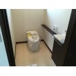 少しでもトイレの中を広くとるためにタンクレストイレをご採用。
掃除のしやすさにこだわりのお客様に大建のハピアフロア　トイレタフをご提案。汚れに強くシミになりにくいトイレ専用の床材です。