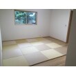 老夫婦のお部屋は、長年なじんだ床に座るスタイルがご希望。
生活スタイルの変化に対応できる、フローリングの上に置き敷き琉球畳をご提案させて頂きました。