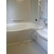 以前はタイル貼りの浴室で浴槽が小さく、ゆっくり入れるお風呂にして、段差を解消したいというご要望でした。
1216タイプのユニットバスで、入口の段差もないタイプを採用しました。 換気乾燥暖房機も導入しました。