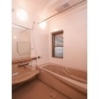 浴室は１坪タイプのユニットバスですが、ゆったりとお風呂に入れるように、通常よりバスタブが5ｃｍ大きくなる1717を設置しています。