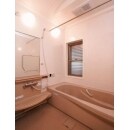 浴室は１坪タイプのユニットバスですが、ゆったりとお風呂に入れるように、通常よりバスタブが5ｃｍ大きくなる1717を設置しています。