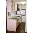 色々と間取りを検討した結果、キッチンは以前と同じ位置に設置しました。ピンクのキッチンは奥様のお気に入りです。