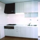 システムキッチンの基本パターンの設置例です。とりあえずキッチン周辺と床のみの施工範囲でしたが、キッチンパネルを貼り清掃性を向上させ、全体的に明るいイメージになるように配慮しました。