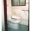 和式トイレのほとんどは床に排水口が設けてあることが多く、これは和式の欠点でもある汚れやすさに対する清掃面での対策でもありますが、ニオイとか虫などの発生の原因であることも、仕方のない現実だと思います。