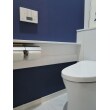 【2階】壁のブルーに白い便器が映える、素敵なトイレになりました。