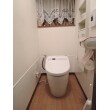 1階トイレ：既存のネオレストをそのまま使用しました。壁には膝高さのパネルを貼り、清掃性を高めています。
