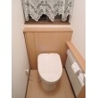 2階のトイレ：収納棚の付いたレストパルにしたことで、掃除用具などが表に出ず、スッキリとしたトイレになりました。手洗器も独立型に変更しました。