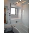 ゆっくり足を伸ばして入浴できるようになった浴室は、既存の窓を活かし気持ちの良い空間に生まれ変わりました。
