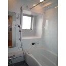 ゆっくり足を伸ばして入浴できるようになった浴室は、既存の窓を活かし気持ちの良い空間に生まれ変わりました。