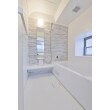 白とベージュの優しい色合いの浴室は、リラックス感抜群です。出窓を設置したことで、空間に広がりを感じさせてくれます。お手入れのしやすいため綺麗な浴室を維持することもできます。