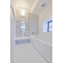 白とベージュの優しい色合いの浴室は、リラックス感抜群です。出窓を設置したことで、空間に広がりを感じさせてくれます。お手入れのしやすいため綺麗な浴室を維持することもできます。