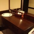 民芸調の家具、有田焼の洗面ボールにマッチした水栓金具を選びました。
