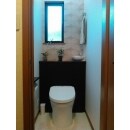 ２階のトイレは、限られた空間を有効活用することで快適な空間が出来上がりました。キャビネットの上に手洗器を設置。また、キャビネットには掃除用具なども収納できます。
