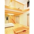 床やロフトの手すりなどにパインのムク材を採用した明るいイメージの２階寝室。
