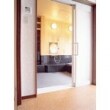 一階の浴室壁は重厚な色調の石材とやわらか味を持った米ヒバで対比させました。もちろん車椅子にも対応のバリアフリーユニットです。