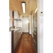 天井に木板を使用し趣ある空間を演出しました。対面キッチンにし開放的なキッチンになりました。
