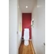 １階のトイレはワンポイントの赤い壁が印象的