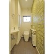 アクセントとしてデザイン壁紙を使用したオシャレなトイレ。