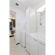 清潔感のある白１色の洗面室