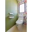 ２階のトイレは１階と逆に色を楽しんで選びました。トーンを抑えたグリーンが色数の多さをまとめ、落ち着かせています。