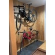 夫と息子の共通の趣味である自転車を出し入れしやすくするために、
廊下を拡張しバイクハンガーで吊って自転車置き場にしました。
