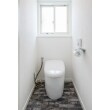 真っ白な空間にダークグレーのタイル調フロアで印象的なトイレにしました。
