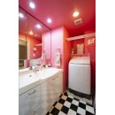 洗面カウンターは十分な広さがあったのでそのまま利用しました。大好きなピンクの壁とチェッカー柄の床に換え、印象が甘くなりすぎるのを抑えています。