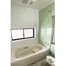 ブラウンの浴槽のシックな浴室から、ライトグリーンのアクセントパネルの爽やかな浴室になりました。