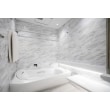 浴室は空間が限られているので白を基調にしたモノトーンにしています。
大理石柄で高級感も備えました。