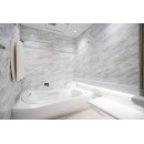 浴室は空間が限られているので白を基調にしたモノトーンにしています。
大理石柄で高級感も備えました。