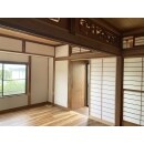 日本家屋の落ち着いた雰囲気を残しつつ、床を一新して広い空間を作りました。