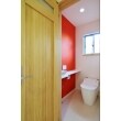 アクセントカラーに赤を使用したトイレは、トイレ＝暗いというイメージを一掃。
