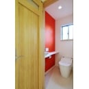 アクセントカラーに赤を使用したトイレは、トイレ＝暗いというイメージを一掃。