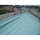 耐震補強の一環として屋根の葺き替えで軽量化を図り、また、棟換気を設置することで、夏場の屋根裏環境も改善することが出来ました。