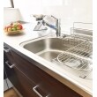 シンクに取り付けられる水切りネットは、食器の一時置きや洗った野菜の水切りなど便利に使っていただけます。