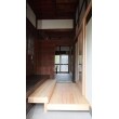玄関の間の和室からキッチンへの式台。桧無垢材で製作。
