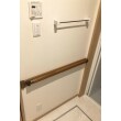 玄関やお風呂まわり等、動線に手すりを設置しました。
しっかり体重をかけても大丈夫なように、必要なところにはベースプレートという補強板を使います。