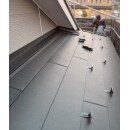 下屋も同じく軽くて丈夫な金属屋根。
軽い屋根は耐震性にも優れています。
壁との取り合いの部分もしっかり防水します。
落雪防止のための雪止めをつけています。