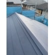屋根カバー工事をしました。
塗装をご検討でしたが、塗装よりも持ちが良いカバー屋根でご提案しました。
長い目で見るとコスパが良く、採用したガルバリウムは軽くて丈夫なのでおすすめです。