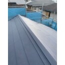 屋根カバー工事をしました。
塗装をご検討でしたが、塗装よりも持ちが良いカバー屋根でご提案しました。
長い目で見るとコスパが良く、採用したガルバリウムは軽くて丈夫なのでおすすめです。