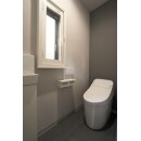 今回のトイレのリフォームで向上したポイントが3点！！！
１.一体型トイレにすることによる「清掃性」２.内窓を設置することによる「断熱性」３.壁紙貼り替えによる「デザイン性」
