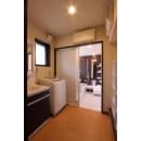 出入りのしやすい引き戸のドアと、家全体の雰囲気に合った浴室内のアクセントパネルが特徴の、機能的なお風呂です。