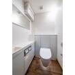 トイレは壁排水型で便器が浮遊しているフローティングデザイン。