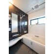 洗面室・浴室は設備機器を一新。機能的で清潔感があるユニットバス、洗面台は快適です。