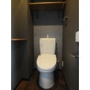 トイレも洗面室と同じく、黒を基調とした内装です。トイレはLIXILのアメージュZを選定しました。