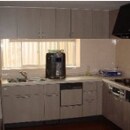 キッチンの工事が完了したときの写真です。ビルトイン食器洗い乾燥機採用で家事の時間が短縮、時間を有効に使うことができます。右側にはキッチンと扉色が同じカップボードを。収納がキレイにできます。