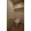 施工後の写真です。
白を基調とした空間でタンクレスのトイレを採用しすっきりとした印象になりました。