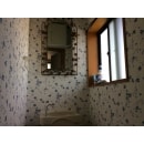 お部屋のイメージを一新する工事を行いました。特にトイレの印象は花柄の壁紙にすることで、エレガントなトイレになりました。