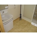洗面所も広くレイアウトして、床にはフロアタイルを貼って耐水性を高めています。