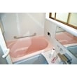浴槽の明るいピンク色が、システムバスの温かみをさらに増大させてくれています。